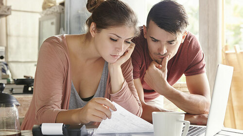 Paar-gruebelt-ueber-Papiere-h132527827-FO-ave-mario