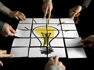 Haende-Blaetter-Zeichnung-Gluehbirne-135417608-FO-Gajus