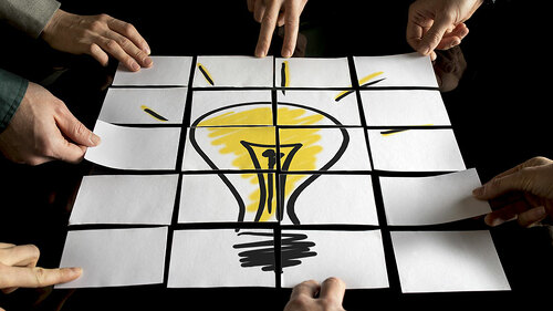 Haende-Blaetter-Zeichnung-Gluehbirne-135417608-FO-Gajus