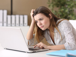 Laptop-verwirrt-Frau-137259905-FO-Antonioguillem