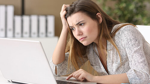 Laptop-verwirrt-Frau-137259905-FO-Antonioguillem