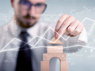 Anzugtraeger-baut-Turm-Diagramme-141906804-FO-ra2-studio