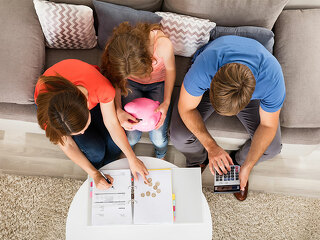 Familie-zaehlt-Geld-124298775-FO-Andrey-Popov