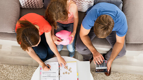 Familie-zaehlt-Geld-124298775-FO-Andrey-Popov