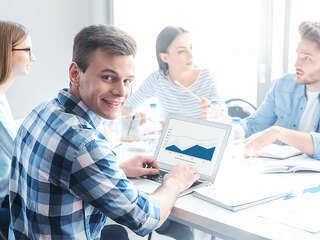 Junges-Team-arbeitet-106865219-FO-Viacheslav-Iakobchuk