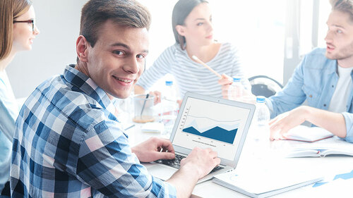 Junges-Team-arbeitet-106865219-FO-Viacheslav-Iakobchuk