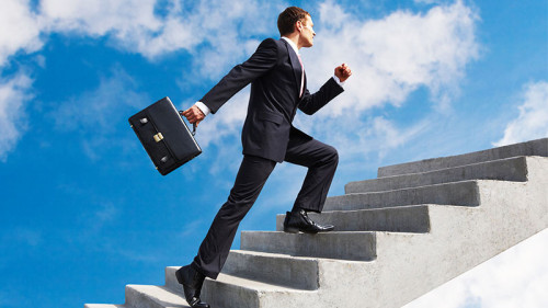 Anzugtraeger-laeuft-Treppe-hoch-30560570-FO-pressmaster