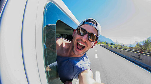 Mann-macht-Selfie-aus-Wohnwagen-heraus-143172479-FO-Kar-Tr