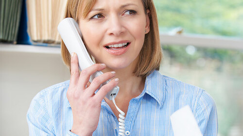Frau-verwirrt-telefoniert-96366327-FO-highwaystarz