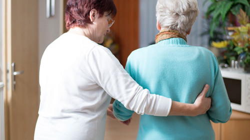 Seniorin-und-Pflegerin-132514682-FO-JSB31