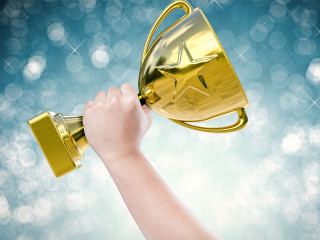 Hand-haelt-Pokal-107537930-FO-phonlamaiphoto