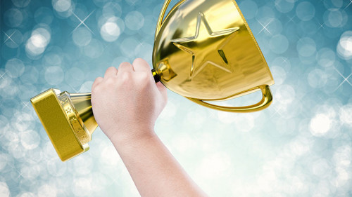 Hand-haelt-Pokal-107537930-FO-phonlamaiphoto