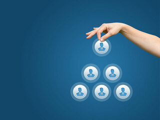 Hand-Koepfe-Pyramide-125393729-FO-natali-mis