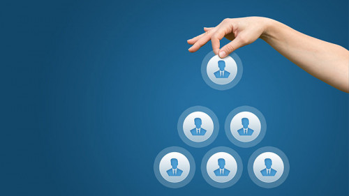 Hand-Koepfe-Pyramide-125393729-FO-natali-mis