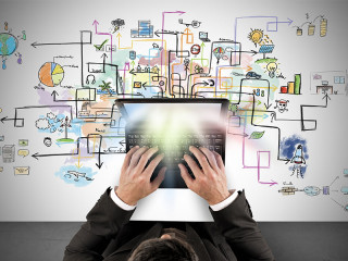 Anzugtraeger-Laptop-Diagramme-69489783-FO-alphaspirit