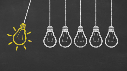 Gezeichnete-Gluehbirnen-an-Tafel-93044051-FO-turgaygundogdu
