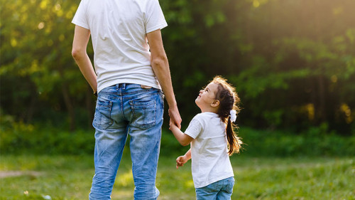 Vater-und-Tochter-152126549-FO-Angelov