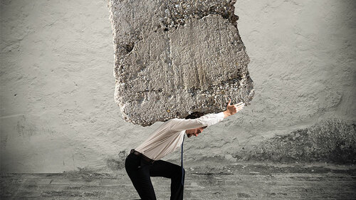 Anzugtareger-schelppt-Stein-122707543-FO-alphaspirit