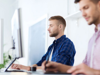 Zwei-Kollegen-an-Arbeitsplatz-108637617-FO-Syda-Productions