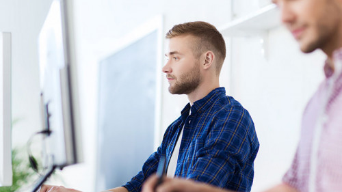 Zwei-Kollegen-an-Arbeitsplatz-108637617-FO-Syda-Productions