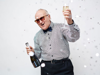 Senior-feiert-mit-Champagner-118793494-FO-pressmaster