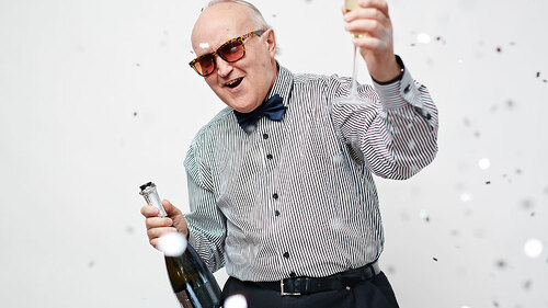 Senior-feiert-mit-Champagner-118793494-FO-pressmaster