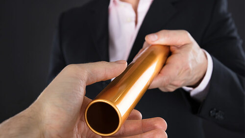 Anzugtraeger-Uebergabe-Staffelstab-139174545-FO-Andrey-Popov