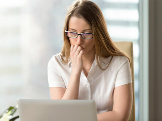 Frau-unentschlossen-vor-Laptop-150616825-FO-fizkes