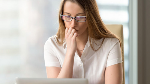 Frau-unentschlossen-vor-Laptop-150616825-FO-fizkes