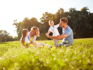 Familie-spielt-auf-Wiese-140239444-FO-luckybusiness