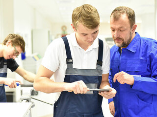 Schueler-und-Lehrer-in-Berufsschule-117515103-FO-industrieblick