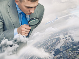 Anzugtraeger-Lupe-Stadt-56717477-FO-Sergey-Nivens