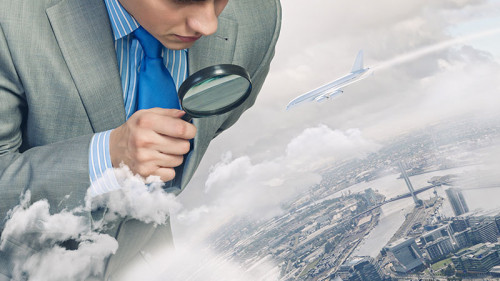 Anzugtraeger-Lupe-Stadt-56717477-FO-Sergey-Nivens