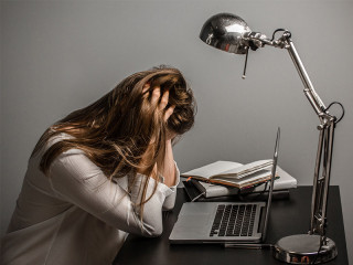 Traurige-Frau-am-Laptop-131176928-FO-dada