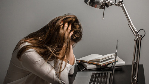 Traurige-Frau-am-Laptop-131176928-FO-dada