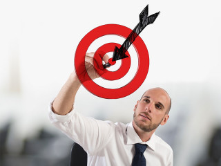 Anzugtraeger-zeichnet-Zielscheibe-153281653-FO-alphaspirit