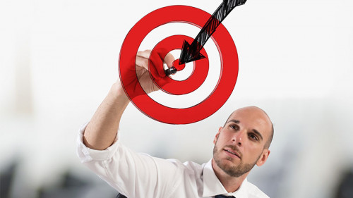 Anzugtraeger-zeichnet-Zielscheibe-153281653-FO-alphaspirit