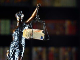 Iustitia-Fuenfzig-Euro-Scheine-141155346-FO-Vsl