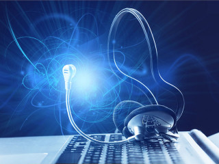 Headset-auf-Laptop-124575246-FO-BillionPhotos-com