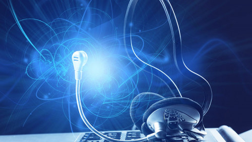 Headset-auf-Laptop-124575246-FO-BillionPhotos-com