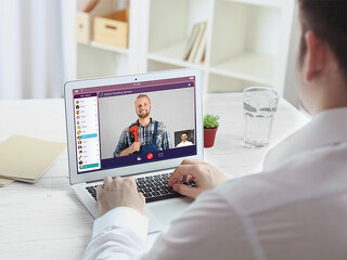 Mann-Laptop-Handwerker-155509060-FO-Africa-Studio