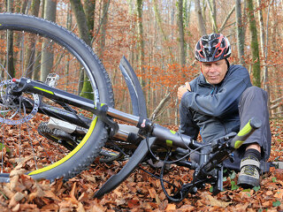 Fahrradfahrer-verletzt-im-Wald-95401994-FO-RioPatuca-Images