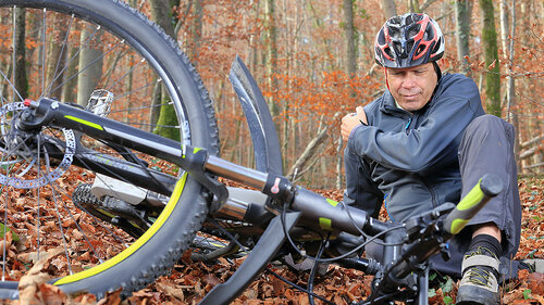 Fahrradfahrer-verletzt-im-Wald-95401994-FO-RioPatuca-Images