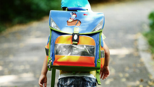 Kind-auf-Schulweg-16054540-FO-Natallia-Vintsik