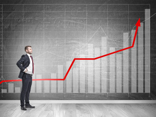 Anzugtraeger-roter-pfeil-kurve-nach-oben-125486254-FO-denisismagilov