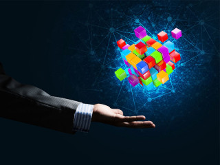 Anzugtraeger-digitaler-Wuerfel-134896838-FO-adam121