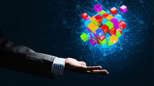 Anzugtraeger-digitaler-Wuerfel-134896838-FO-adam121