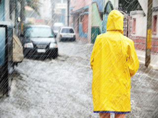 Person-Regenmantel-Stadt-Ueberschwemmung-114127715-FO-Juergen-Faelchle