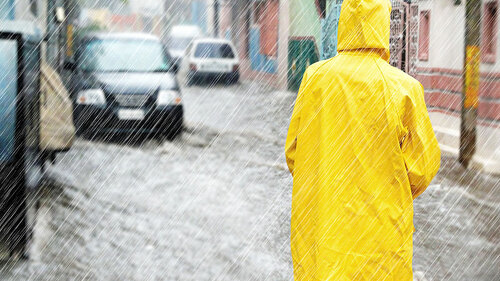 Person-Regenmantel-Stadt-Ueberschwemmung-114127715-FO-Juergen-Faelchle