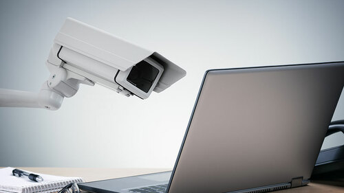 Sicherheits-Kamera-auf-Laptop-gerichtet-85663196-FO-Brian-Jackson